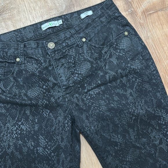 BEIJA FLOR | Black Reptile Snakeskin Audrey Ankle Jeans - Picture 2 of 4